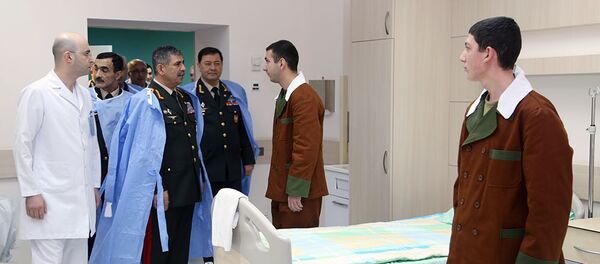 По случаю праздника Новруз руководство Министерства Обороны посетило военный госпиталь По случаю праздника Новруз руководство Министерства Обороны посетило военный госпиталь - Sputnik Азербайджан