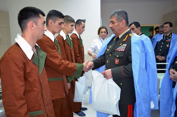 По случаю праздника Новруз руководство Министерства Обороны посетило военный госпиталь По случаю праздника Новруз руководство Министерства Обороны посетило военный госпиталь - Sputnik Азербайджан