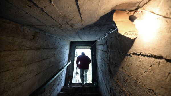 Мужчина в бомбоубежище, фото из архива - Sputnik Азербайджан