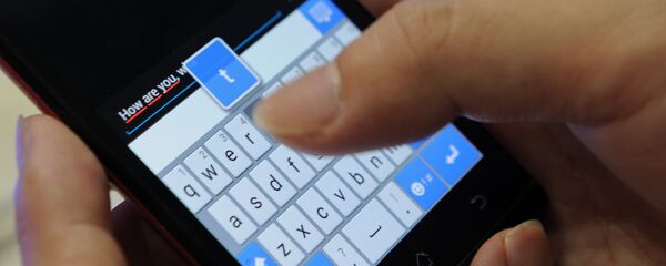 Смартфон в руках безработного, архивное фото Смартфон в руках безработного, архивное фото - Sputnik Азербайджан