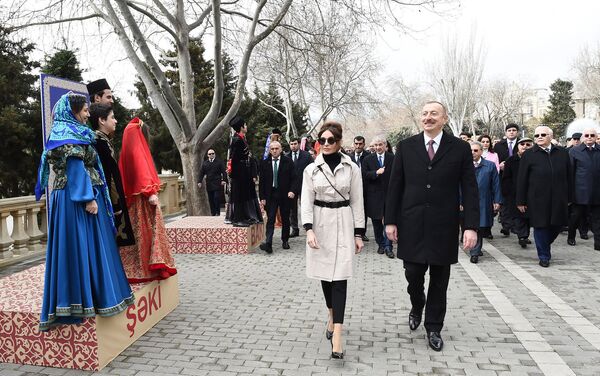 Президент Азербайджана Ильхам Алиев и первая леди Мехрибан Алиева приняли участие в общенародном веселье в честь праздника Новруз - Sputnik Азербайджан