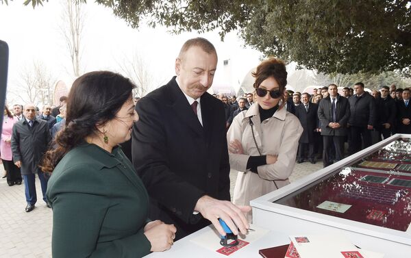 Президент Азербайджана Ильхам Алиев и первая леди Мехрибан Алиева приняли участие в общенародном веселье в честь праздника Новруз - Sputnik Азербайджан