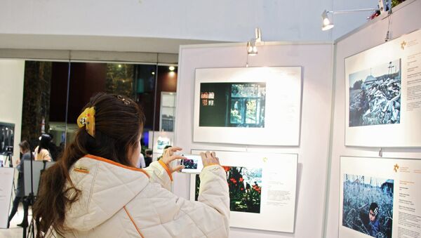 Посетительница на открытии выставки победителей конкурса имени Андрея Стенина - Sputnik Азербайджан