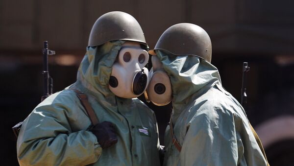Военнослужащие в средствах химической защиты, фото из архива - Sputnik Azərbaycan