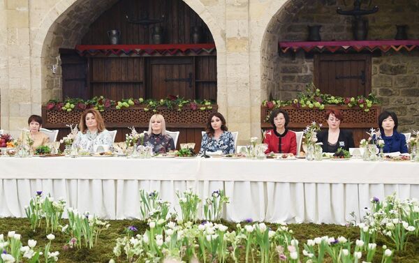 Встреча первого вице-президента Мехрибан Алиевой с супругами руководителей дипломатических миссий - Sputnik Азербайджан