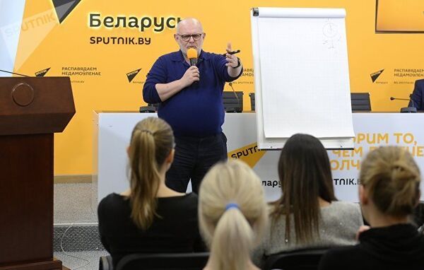 Мастер-класс Олега Щедрова в пресс-центре Sputnik Мастер-класс Олега Щедрова в пресс-центре Sputnik - Sputnik Азербайджан