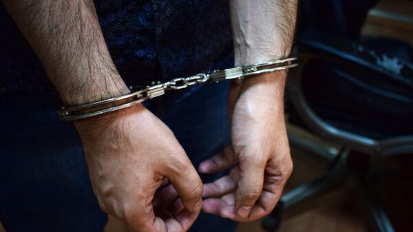 Руки мужчины в наручниках, архивное фото - Sputnik Азербайджан