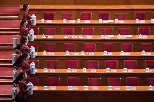 Девушки-хостесс разносят чай на церемонии закрытия Собрания народных представителей в Доме народных собраний в Пекине, Китай - Sputnik Азербайджан