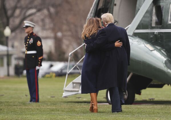 Президент США Дональд Трамп с женой Меланией садятся в вертолет на лужайке перед Белым домом, Вашингтон - Sputnik Азербайджан