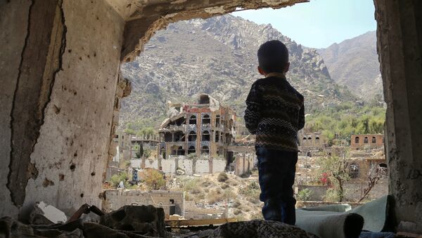 Мальчик в разрушенных в результате авиаудара зданиях в городе Таиз, Йемен - Sputnik Azərbaycan