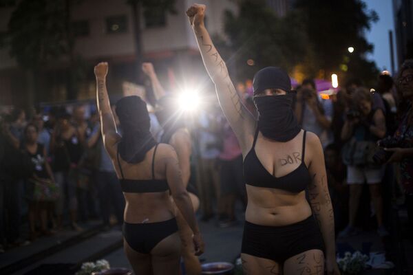 Демонстранты во время акции протеста против убийства активистки Мариэль Франку в Рио-де-Жанейро, Бразилия - Sputnik Азербайджан