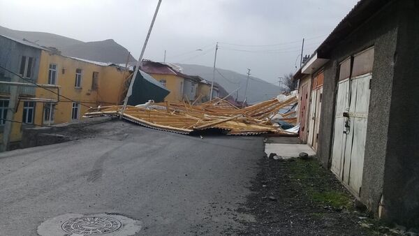 Последствия сильного ветра в Гедабекском и Дашкесанском районах - Sputnik Азербайджан