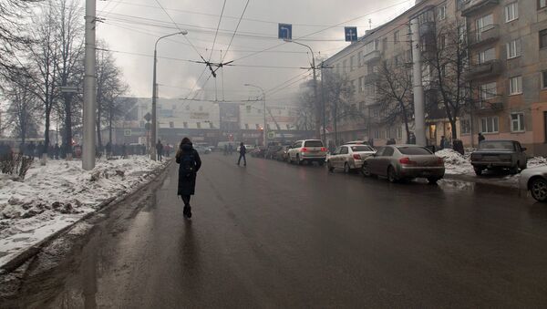 Дым пожара в торговом центре Зимняя вишня в Кемерово - Sputnik Азербайджан