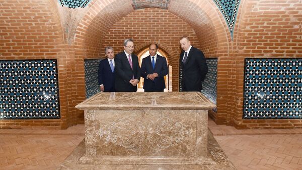 Президент Ильхам Алиев в ходе ознакомления с мавзолеем в Барде после капитальной реконструкции - Sputnik Азербайджан