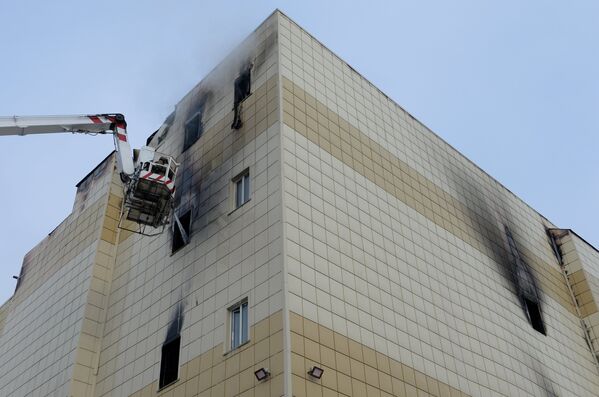 Сотрудники пожарной охраны МЧС во время тушения пожара в торговом центре «Зимняя вишня» в Кемерово - Sputnik Азербайджан