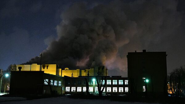 Сотрудники пожарной охраны МЧС борются с пожаром в торговом центре «Зимняя вишня» в Кемерово - Sputnik Azərbaycan
