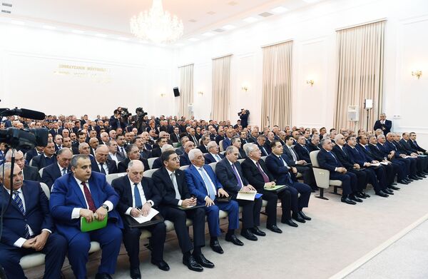 İlham Əliyevin sədrliyi ilə pambıqçılığın inkişafına dair respublika müşavirəsi keçirilib İlham Əliyevin sədrliyi ilə pambıqçılığın inkişafına dair respublika müşavirəsi keçirilib - Sputnik Азербайджан