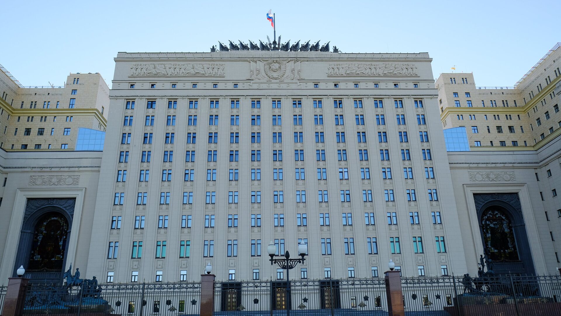 Здание министерства обороны РФ на Фрунзенской набережной в Москве - Sputnik Азербайджан, 1920, 08.04.2023