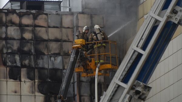 Сотрудники пожарной охраны МЧС во время тушения пожара в торговом центре «Зимняя вишня» в Кемерово - Sputnik Azərbaycan
