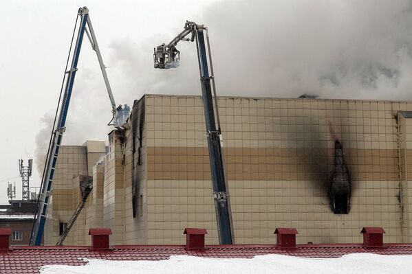 Сотрудники пожарной охраны МЧС борются с пожаром в торговом центре «Зимняя вишня» в Кемерово - Sputnik Азербайджан