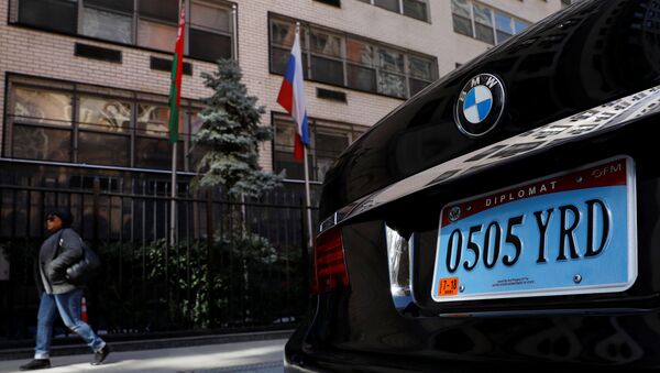Автомобиль с дипломатическими номерами, припаркованный перед зданием Постоянного представительства РФ при ООН, 26 марта 2018 года - Sputnik Азербайджан