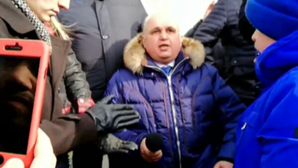 Вице-губернатор Кузбасса Сергей Цивилев на коленях прощил прощения - Sputnik Азербайджан