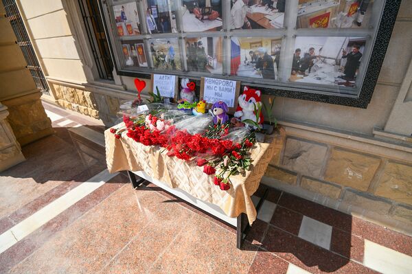 Цветы у стен посольства РФ в Азербайджане в память по погибшим в Кемерово - Sputnik Азербайджан