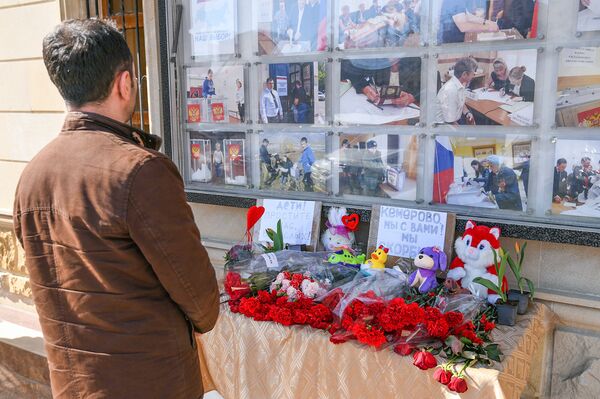 Цветы у стен посольства РФ в Азербайджане в память по погибшим в Кемерово - Sputnik Азербайджан