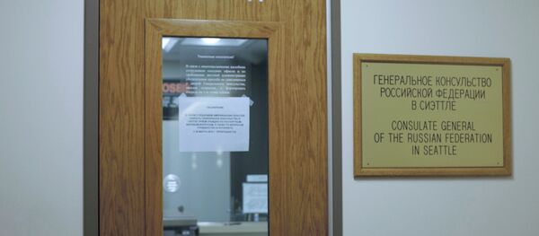 Вывеска на 25 этаже офисного здания, в котором располагается генеральное консульство Российской Федерации в Сиэтле - Sputnik Азербайджан