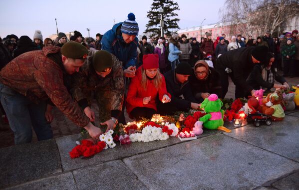 Акции в память о погибших при пожаре в ТЦ Зимняя вишня - Sputnik Азербайджан