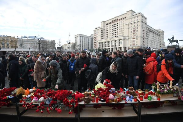 Акции в память о погибших при пожаре в ТЦ Зимняя вишня - Sputnik Азербайджан