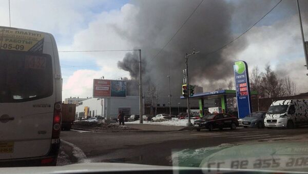 Пожар в здании автосалона на улице Савушкина в Санкт-Петербурге - Sputnik Азербайджан