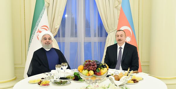 Президент Азербайджана Ильхам Алиев и президент Ирана Хасан Роухани в ходе официального приема, организованного в честь главы ИРИ Президент Азербайджана Ильхам Алиев и президент Ирана Хасан Роухани в ходе официального приема, организованного в честь главы ИРИ - Sputnik Азербайджан