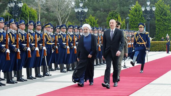 Президенты Азербайджана и Ирана Ильхам Алиев и Хасан Роухани во время церемонии официальной встречи главы Исламской Республики в Баку - Sputnik Азербайджан