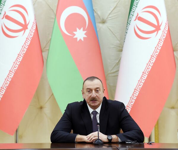 Президент Ильхам Алиев в ходе выступления глав Азербайджана и Ирана с заявлениями для печати Президент Ильхам Алиев в ходе выступления глав Азербайджана и Ирана с заявлениями для печати - Sputnik Азербайджан