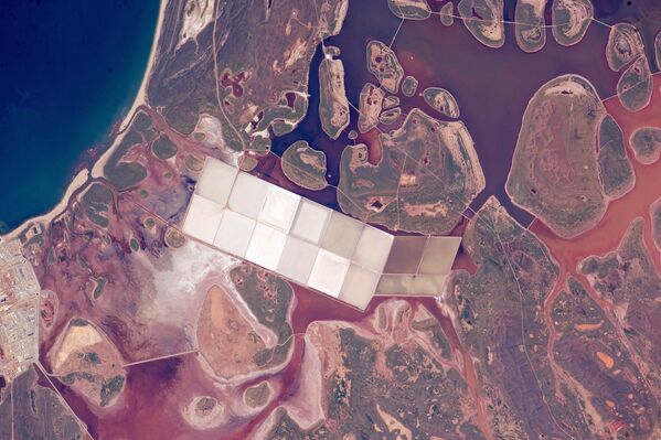 Вид из космоса на соляные пруды в Австралии - Sputnik Азербайджан