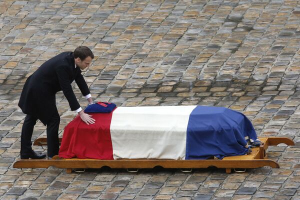 Президент Франции Эммануэль Макрон на церемонии прощания с подполковником жандармерии Арно Бельтрамом в Париже - Sputnik Азербайджан