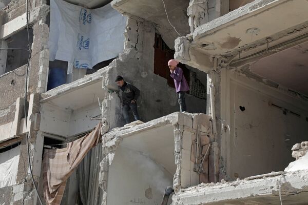 Сирийские дети в разрушенном здании в Думе - Sputnik Азербайджан