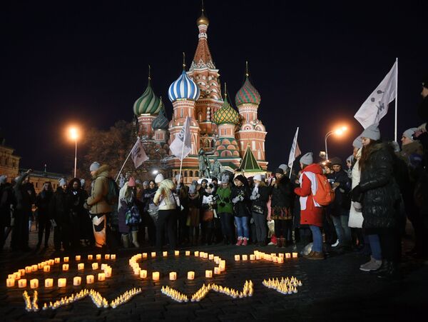 Горожане во время акции Час Земли-2018 на Красной площади в Москве - Sputnik Азербайджан