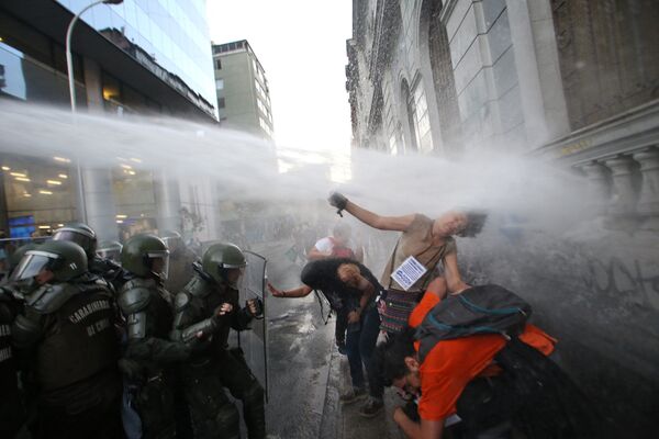 Столкновения студентов с полицией во время акции протеста в Сантьяго, Чили - Sputnik Азербайджан