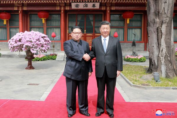 Лидер КНДР Ким Чен Ын и лидер КНР Си Цзиньпин в Пекине - Sputnik Азербайджан