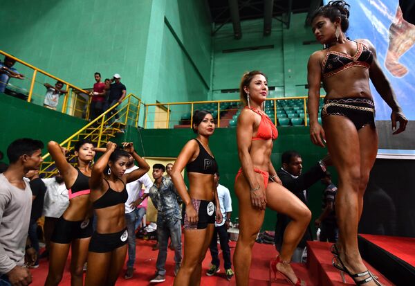 Участницы Miss India Fitness на Чемпионате по бодибилдингу в Гувахати, Индия - Sputnik Азербайджан