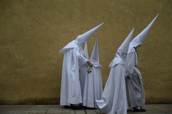 Члены ордена кающихся грешников во время процессии на Страстной неделе в Севилье, Испания - Sputnik Азербайджан