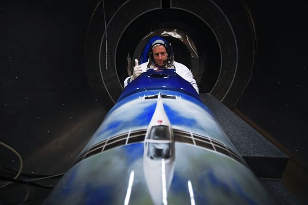 Швейцарский пилот Рафаэль Домжан в скафандре, разработанным российским НПП Звезда - Sputnik Азербайджан