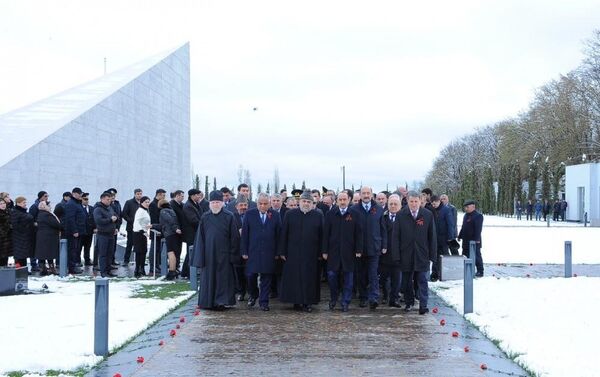 Тысячи наших соотечественников совершили шествие в Губинский мемориальный комплекс геноцида - Sputnik Азербайджан