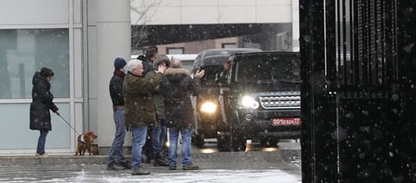 Британские дипломаты покидают посольство Великобритании в Москве Британские дипломаты покидают посольство Великобритании в Москве - Sputnik Азербайджан
