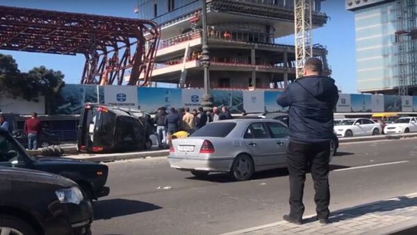 Авария на проспекте Гейдара Алиева в Баку, 1 апреля 2018 года - Sputnik Азербайджан