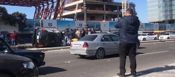 Авария на проспекте Гейдара Алиева в Баку, 1 апреля 2018 года Авария на проспекте Гейдара Алиева в Баку, 1 апреля 2018 года - Sputnik Азербайджан