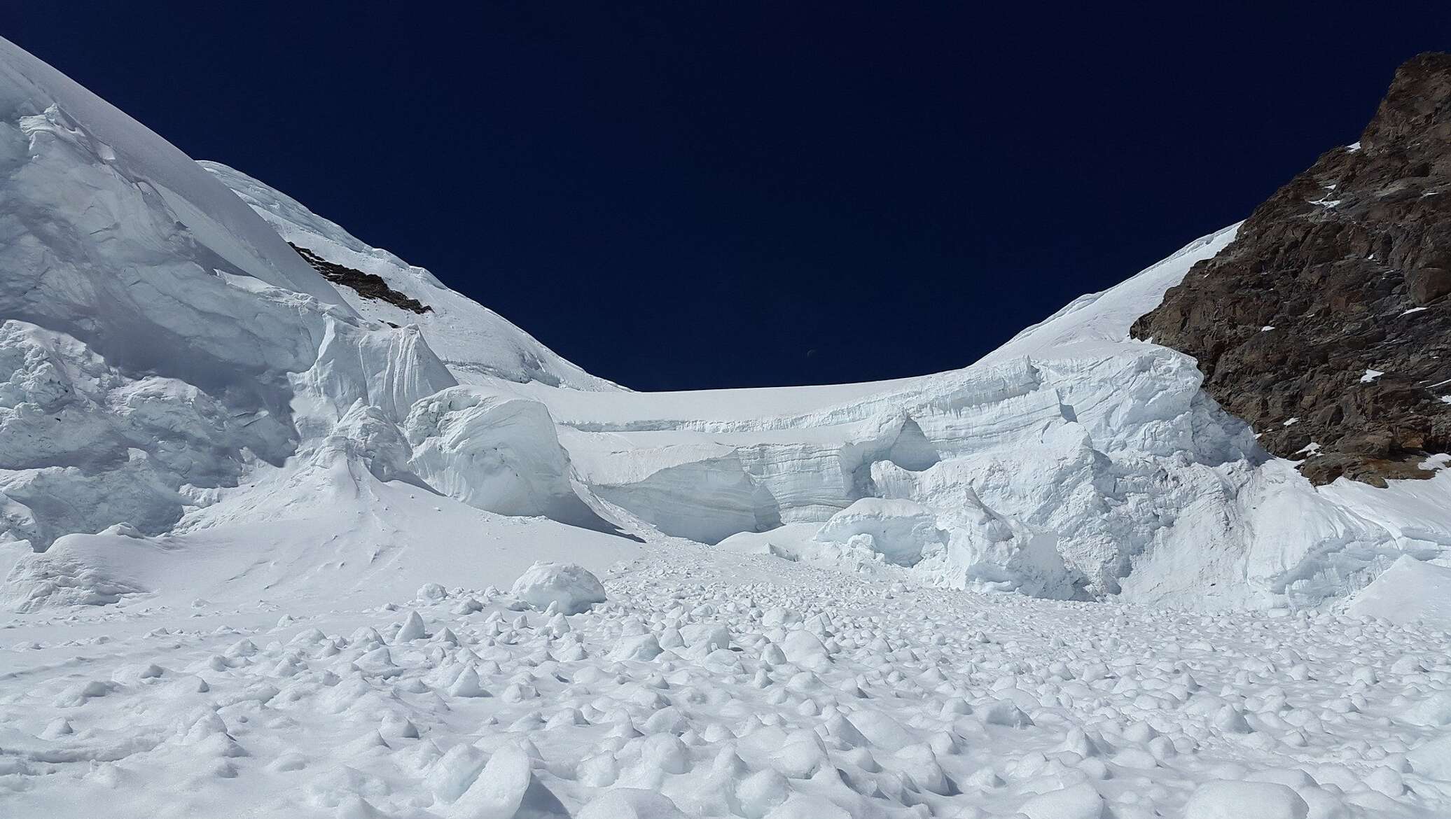 Снежная лавина. Лавина. Avalanche. В пригородах Анапы бывают в горах лавины?.