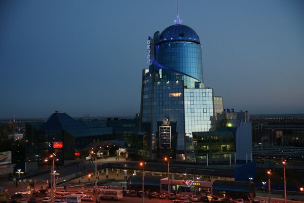 Железнодорожный вокзал – здание построено в 2001 году. Самый высокий вокзал Европы, его высота со шпилем 101 метр. На 18-м этаже находится смотровая площадка - Sputnik Азербайджан